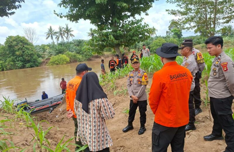 Diduga 2 Orang Hanyut Terbawa Arus Sungai Way Umpu, Polisi dan BPBD Way Kanan Masih Melakukan Pencarian