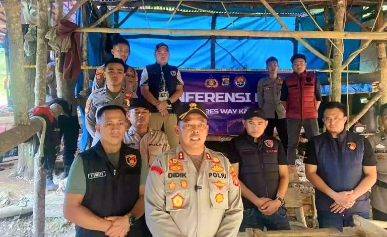 Enam Penambang Emas Ilegal Ditangkap, Polres Way Kanan Sita 20 Gelondong dan Merkuri