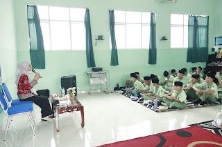 Kominfo Way Kanan Edukasi Etika Bermedia Sosial Kepala Peserta MPLS SMPIT Daar ‘Ilmi