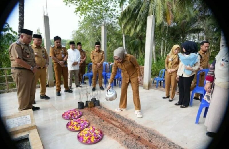 Bupati Way Kanan Ayu Asalasiyah Ziarah ke Makam Almarhum Ali Rahman