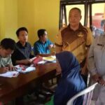 Dinsos Way Kanan Bagikan Ratusan Kartu Keluarga Sejahtera di Negeri Agung)